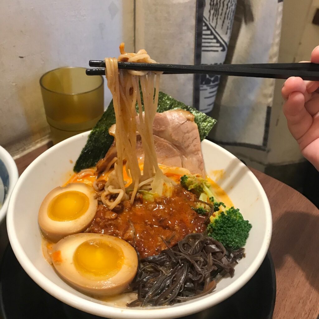 火曜二代目|超吸睛日系動漫風的平價攤車拉麵店! 柳川台中拉麵|赤丸拉麵