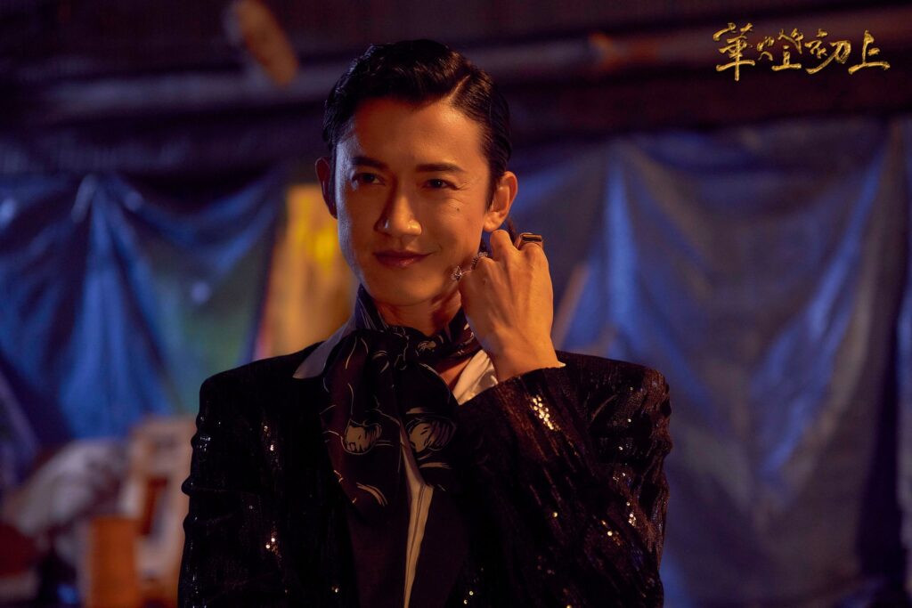 《華燈初上》第二部演員卡司太狂!霍建華、吳慷仁、林柏宏都來尬一角(有雷慎入) 華燈初上|吳慷仁首次挑戰扮女裝的媽媽桑「寶寶」,一開場就來段性感妖艷的舞蹈,口頭禪每一句,都要音調往上的加個“啦~”,讓大家看完之後,腦海中都是「寶寶」的聲音,揮之不去!
