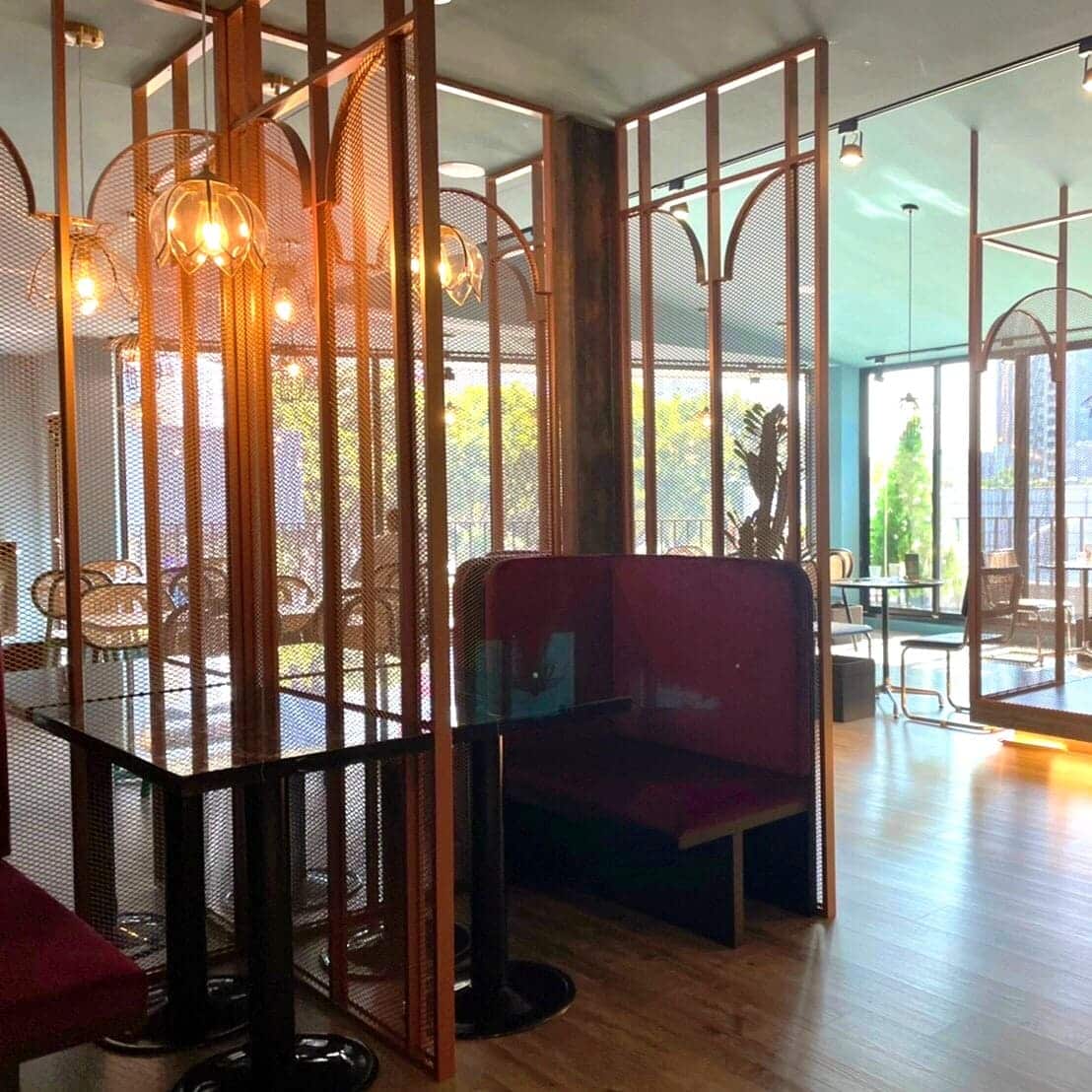 台中咖哩推薦|飪室咖哩|勤美草悟道必吃網美餐廳,ins 風裝潢+印度咖哩! 轉彎上3樓的小玄關還有一個南洋風休閒空間,3樓則是在整層大空間內,設計了四種截然不同的用餐區風格,-4