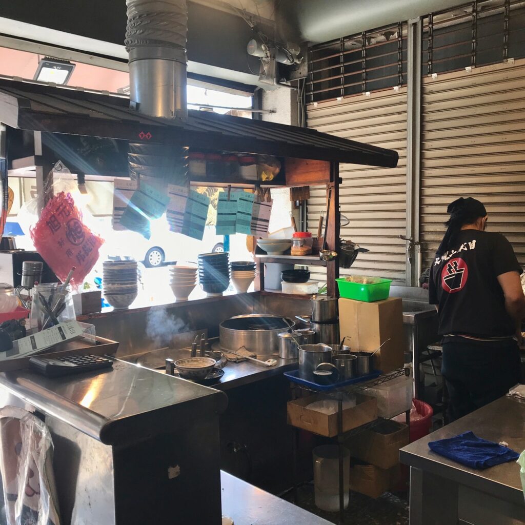 台中超吸睛日系動漫風的平價攤車拉麵店！
