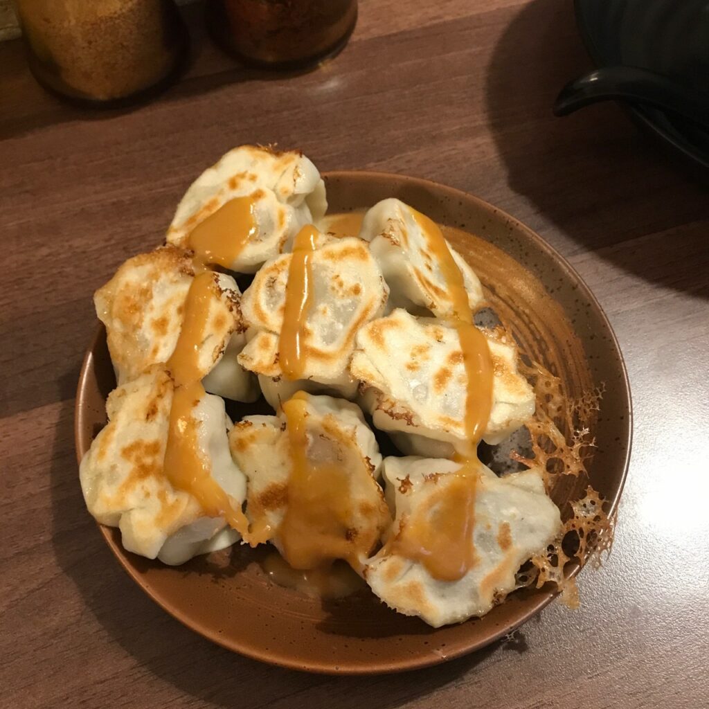 爆汁煎餃，肉汁滿溢小心燙口！