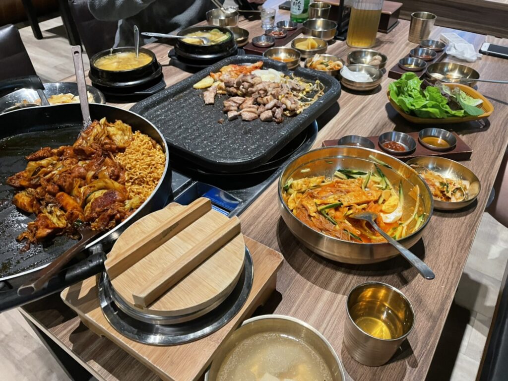 高雄韓式料理|超推美術館附近的水刺床,不用動手烤、小菜隨便續~ 水刺床燒肉套餐 $1390