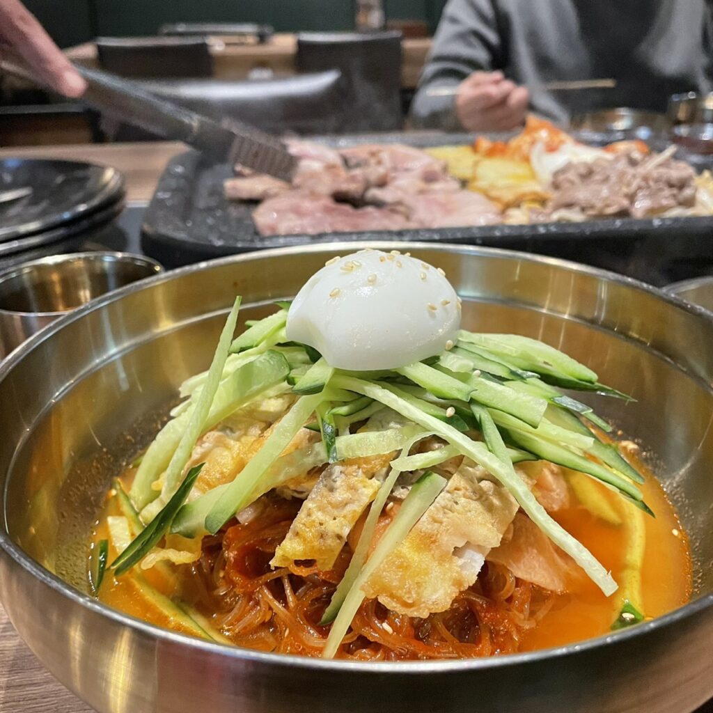 高雄韓式料理|超推美術館附近的水刺床,不用動手烤、小菜隨便續~ 春川雞,韓式鐵板炒麵/飯 $850-2