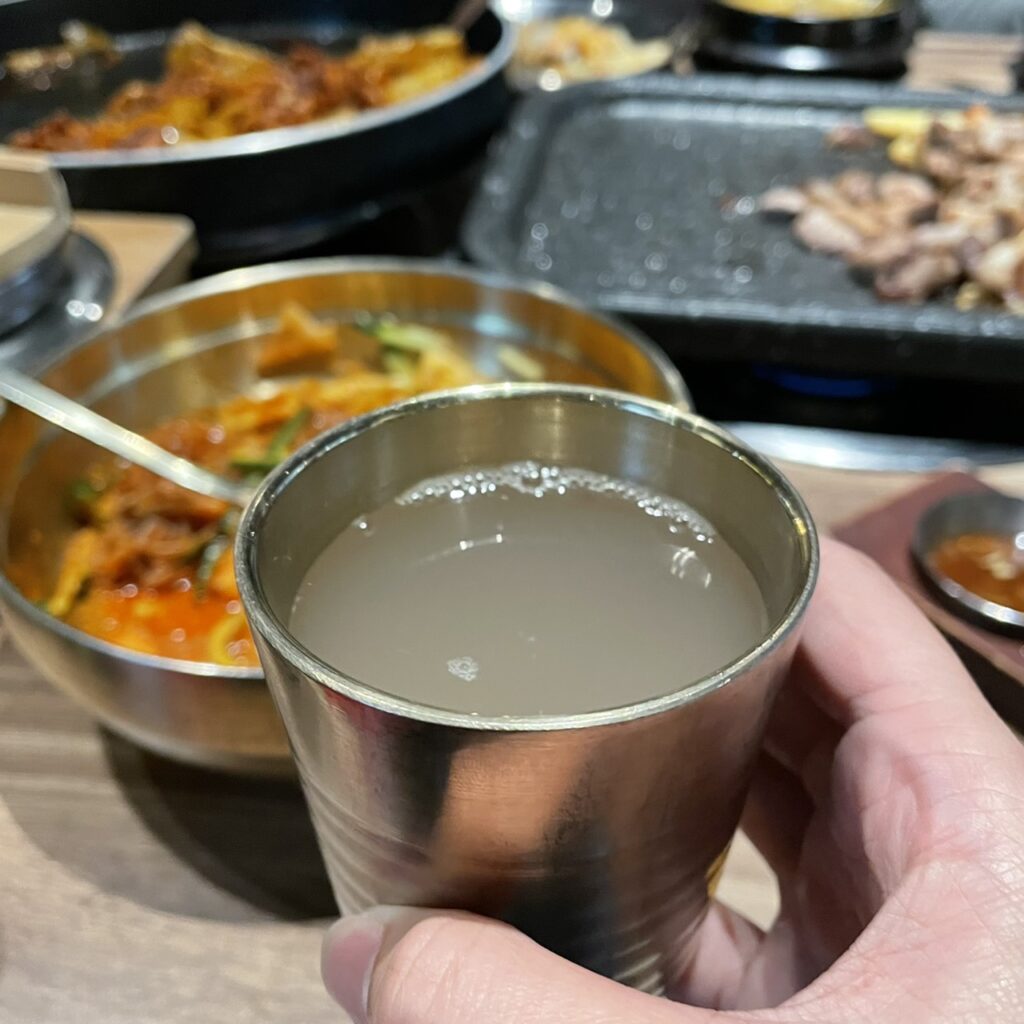 高雄韓式料理|超推美術館附近的水刺床,不用動手烤、小菜隨便續~ 韓式冷麵 $250