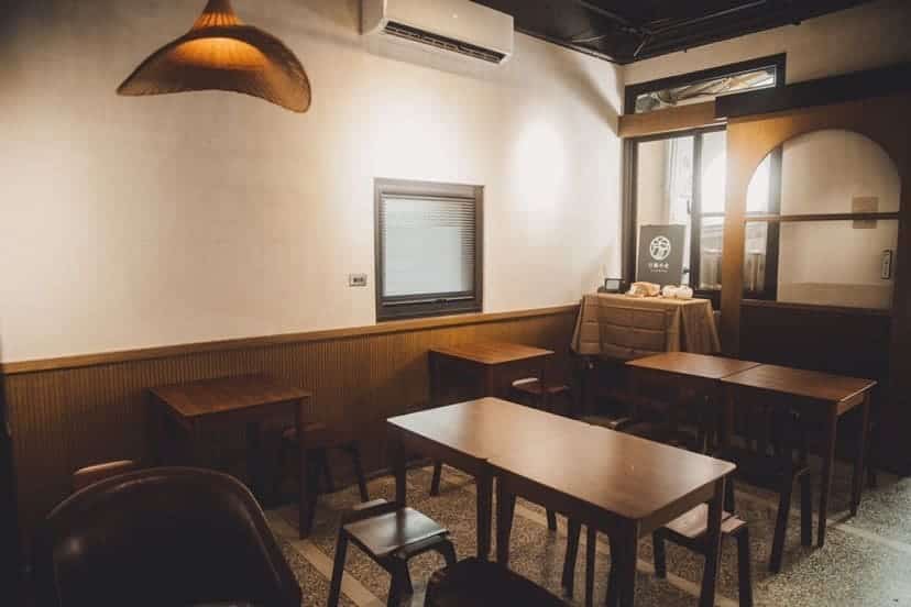 高雄美食小吃|日腸小室 傳承阿嬤的傳統攤仔好滋味,食光機帶你回到30年代 日腸小室|一樓座位區