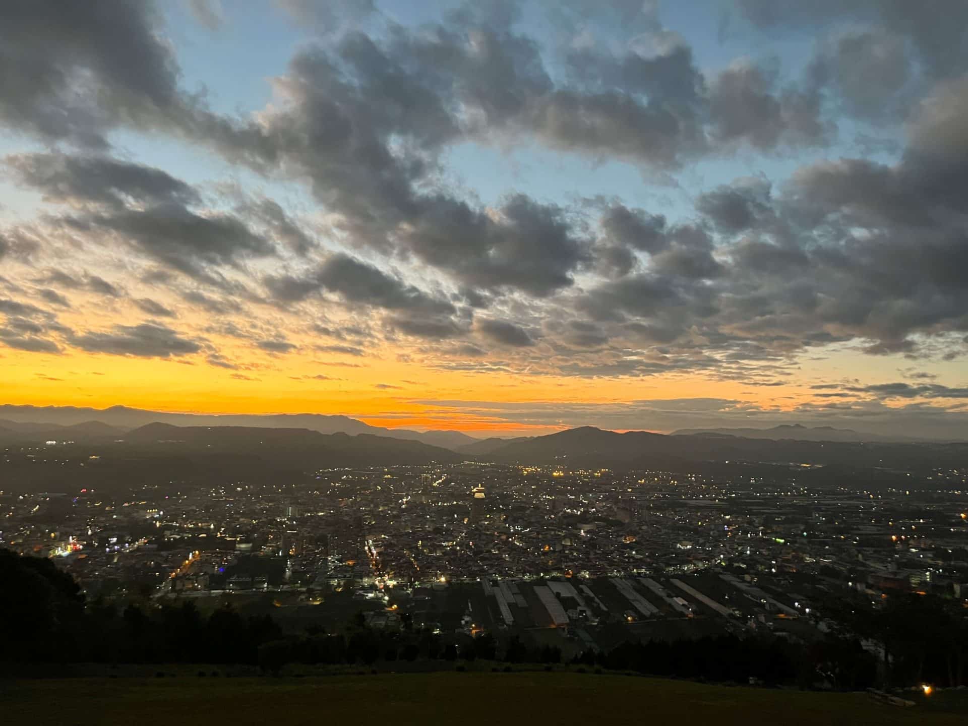 虎嘯山莊|俯瞰整片埔里盆地夜景,全台獨一無二飛行傘露營區 叮咚News|分享新奇與樂趣