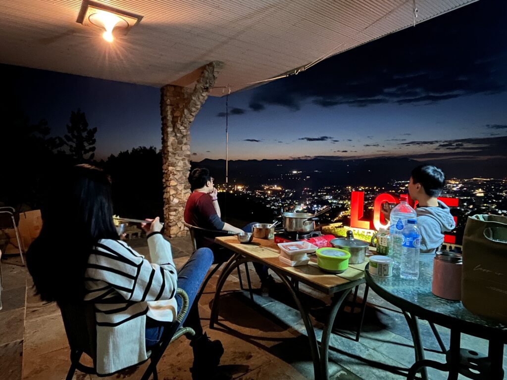 虎嘯山莊|俯瞰整片埔里盆地夜景,全台獨一無二飛行傘露營區 叮咚News|分享新奇與樂趣