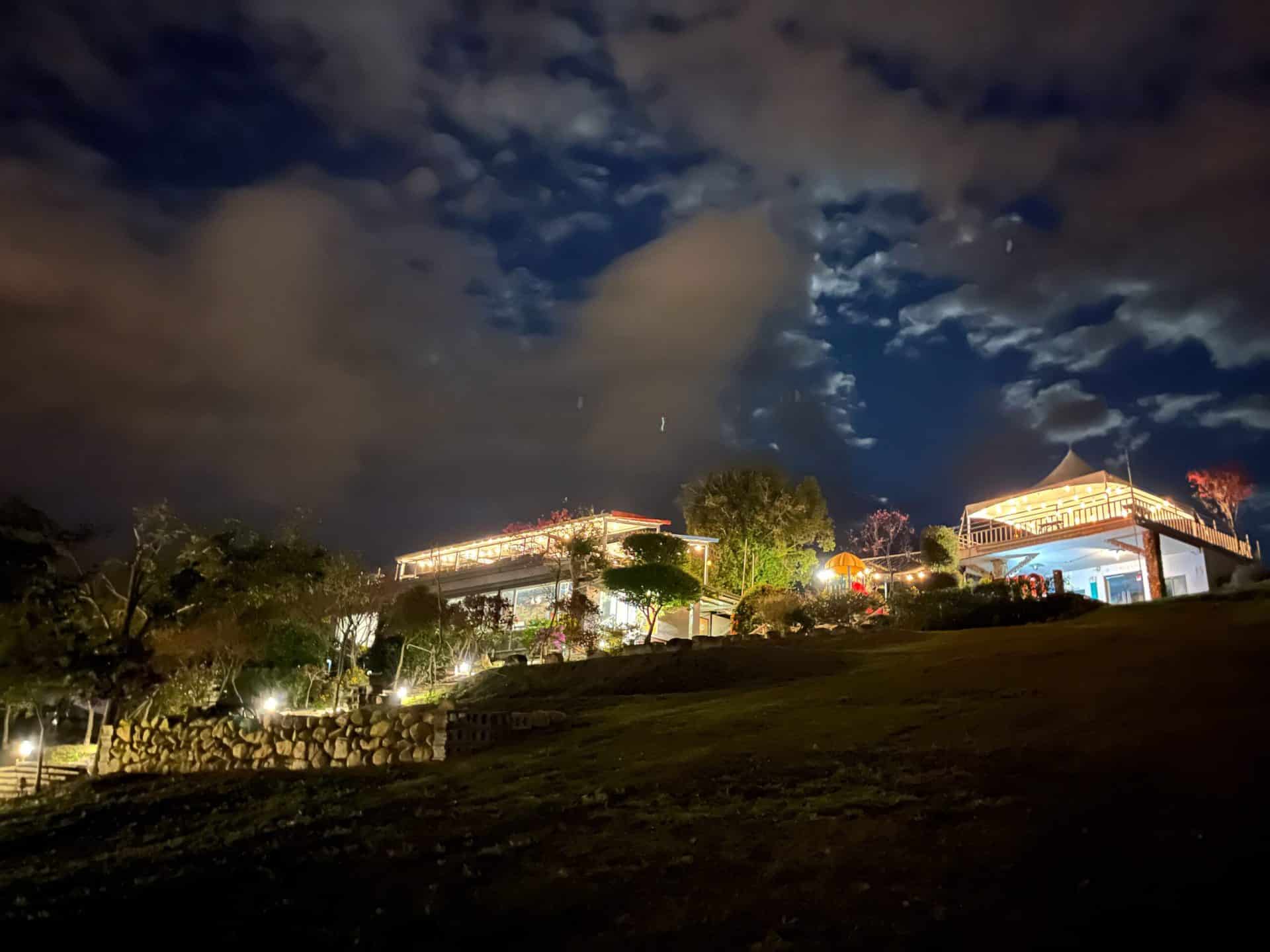 虎嘯山莊|俯瞰整片埔里盆地夜景,全台獨一無二飛行傘露營區 叮咚News|分享新奇與樂趣