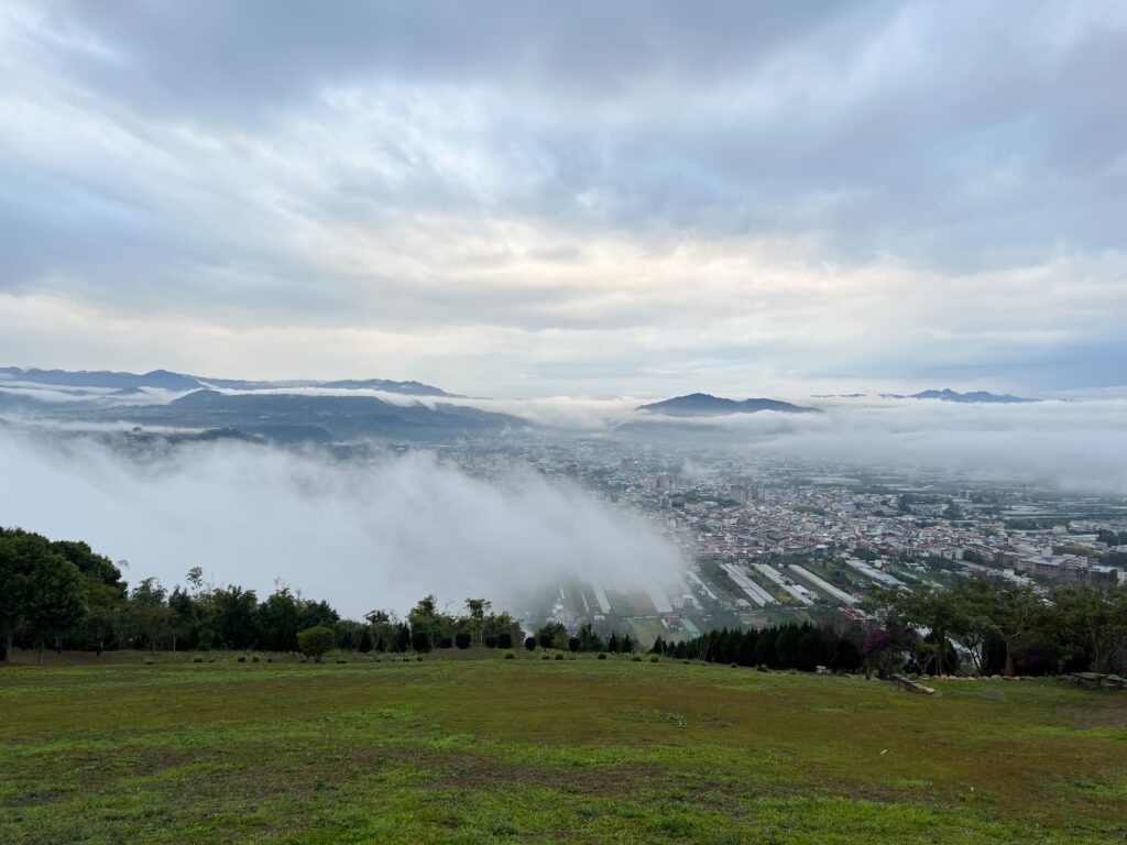 虎嘯山莊|俯瞰整片埔里盆地夜景,全台獨一無二飛行傘露營區 叮咚News|分享新奇與樂趣