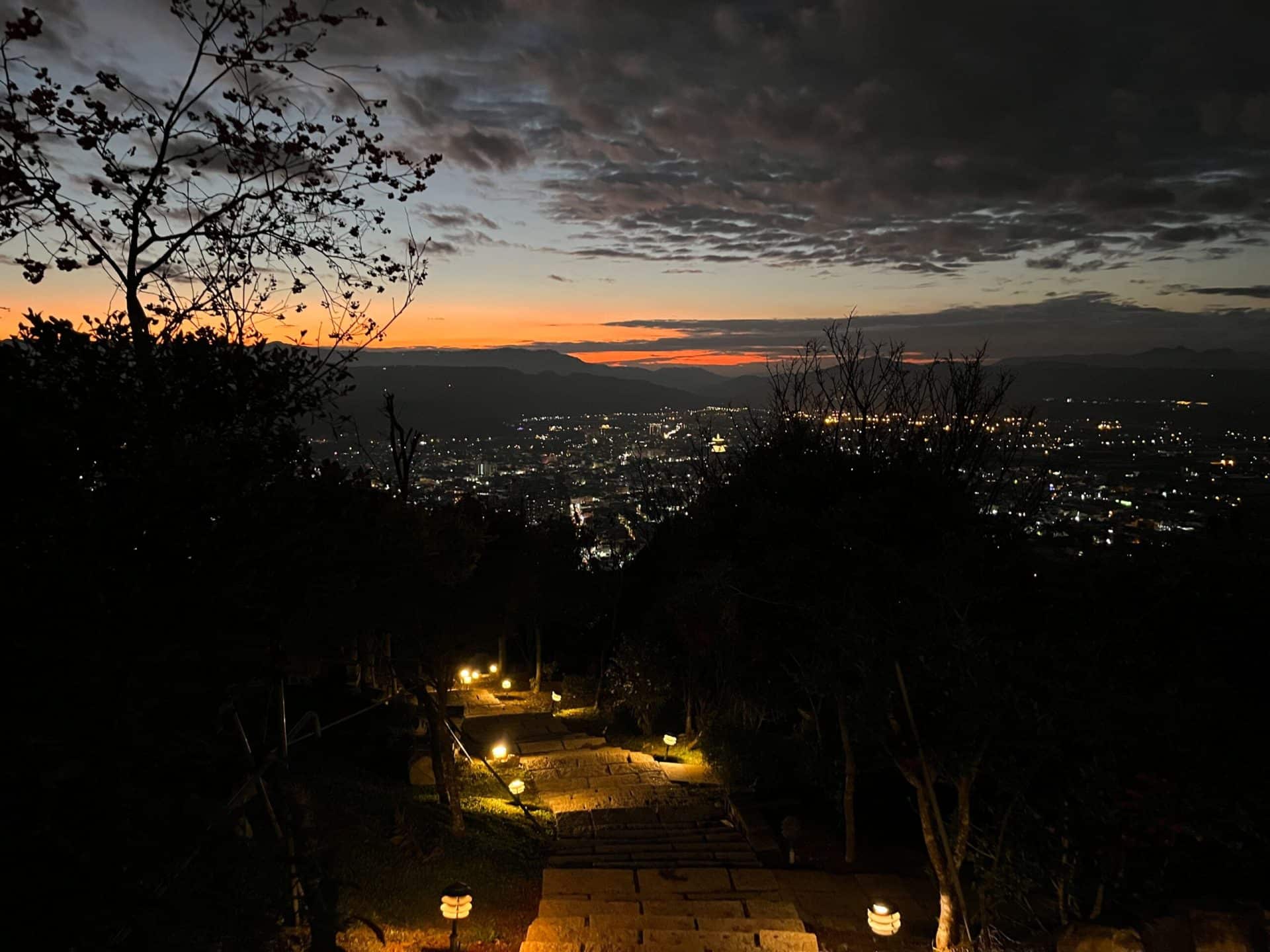 虎嘯山莊|俯瞰整片埔里盆地夜景,全台獨一無二飛行傘露營區 叮咚News|分享新奇與樂趣
