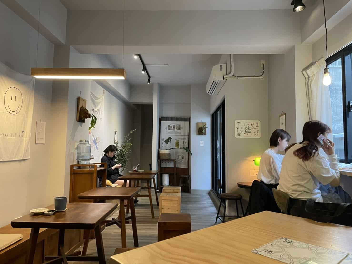 高醫商圈咖啡廳｜二木咖啡 超Chill文青風＋日系清水模，價位出乎意料的便宜！
