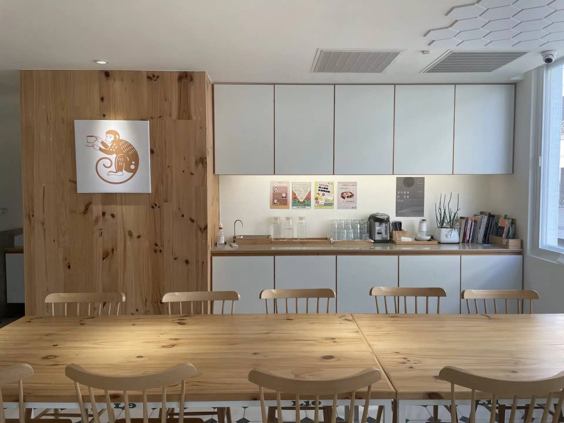 路人咖啡3號店｜後驛捷運站附近，純白韓系咖啡館