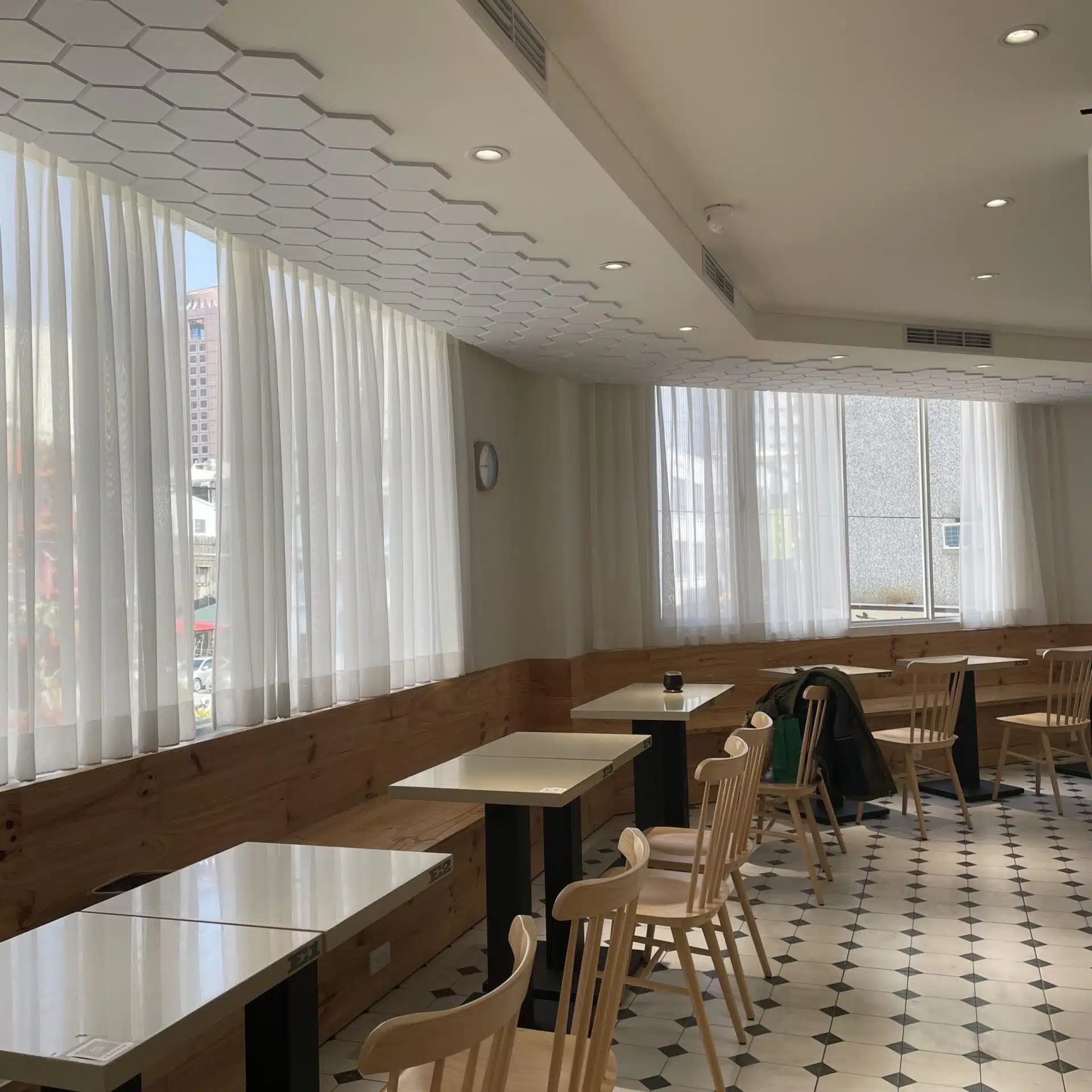 路人咖啡3號店｜後驛捷運站附近，純白韓系咖啡館-2