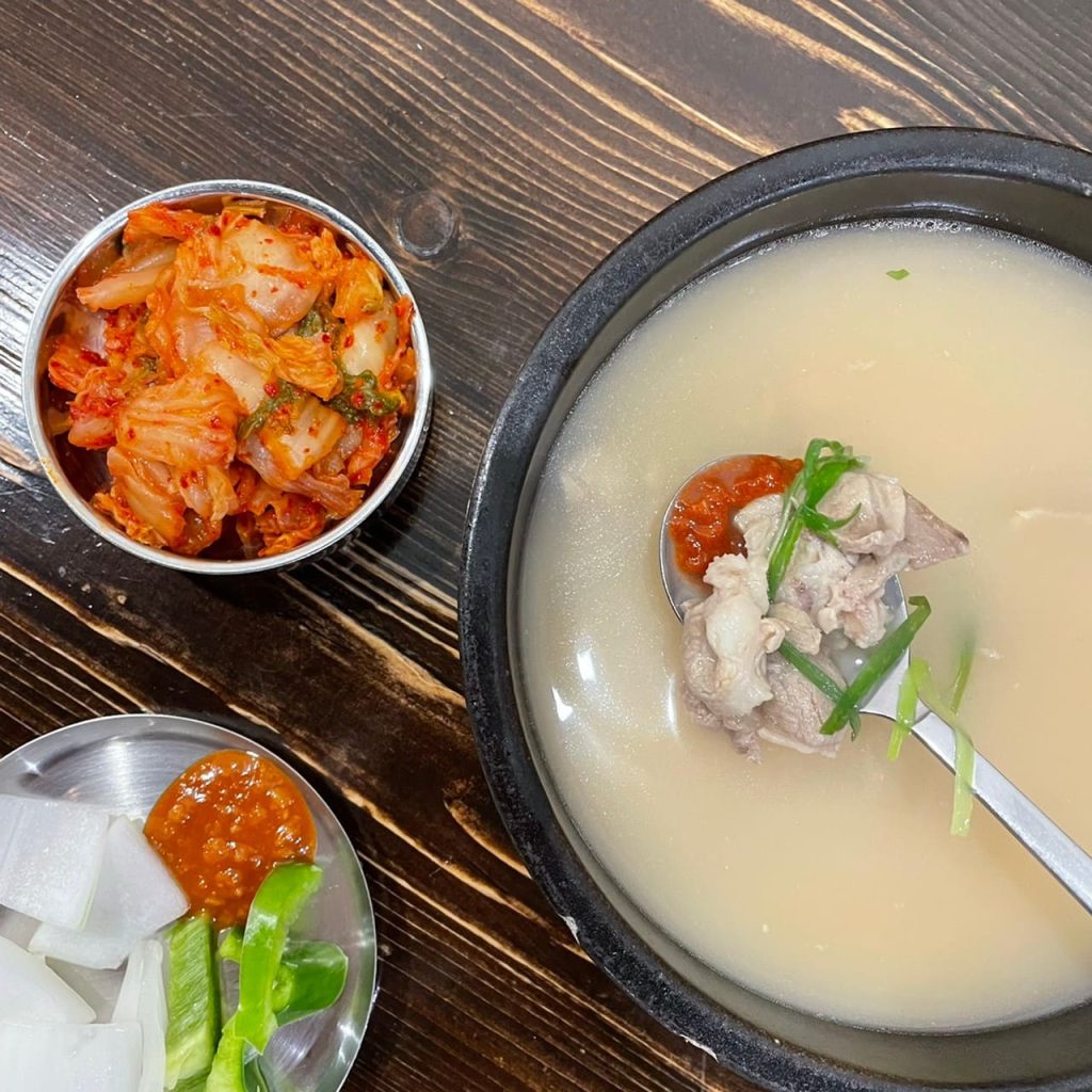 釜山特色小吃|高雄新興區「小月豬肉湯飯」帶你一秒飛韓國!必吃炸血腸、白切豬五花 高雄韓式料理推薦|小月豬肉湯飯