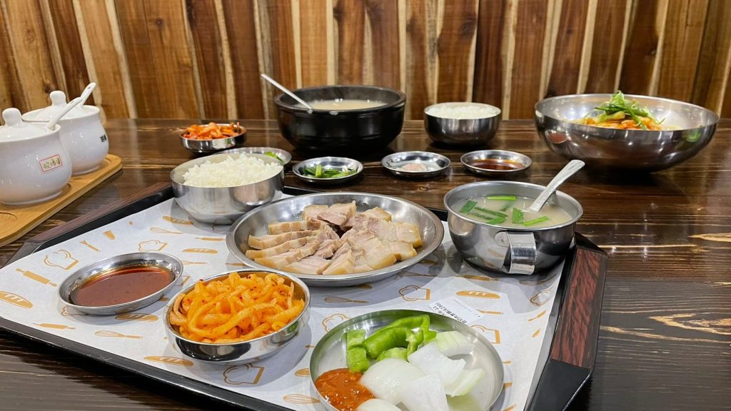 釜山特色小吃|高雄新興區「小月豬肉湯飯」帶你一秒飛韓國!必吃炸血腸、白切豬五花 釜山特色小吃|高雄新興區「小月豬肉湯飯」帶你一秒飛韓國!必吃炸血腸、白切豬五花