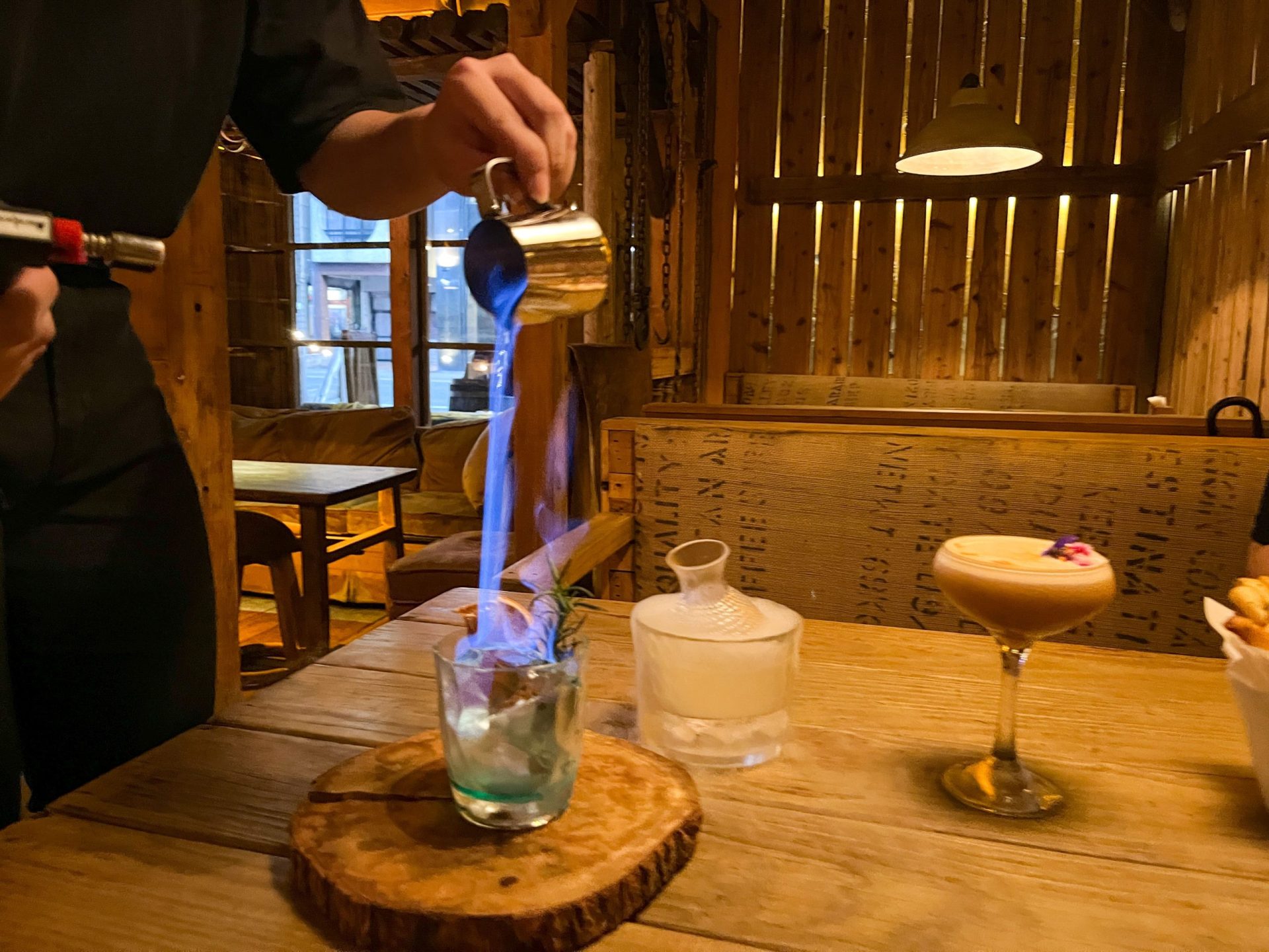 高雄餐酒館推薦|Marley Saloon穀倉酒館,美式鄉村風酒吧,朋友聚餐小酌好去處! 高雄酒吧|穀倉酒館