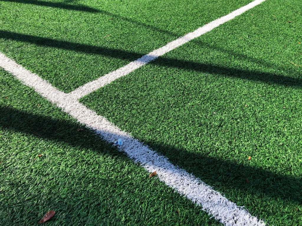 網球場地怎麼區別?除了紅土、硬地、草地外,原來還要看球速分級! 圖2,草地網球場