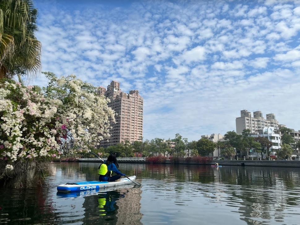 【戶外運動】近年超夯SUP水上運動,從愛河水面仰看城市美景! 叮咚News|分享新奇與樂趣