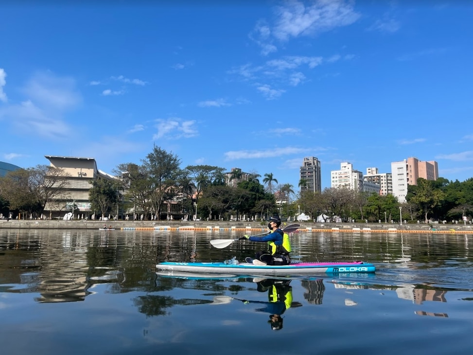 【戶外運動】近年超夯SUP水上運動,從愛河水面仰看城市美景! 叮咚News|分享新奇與樂趣