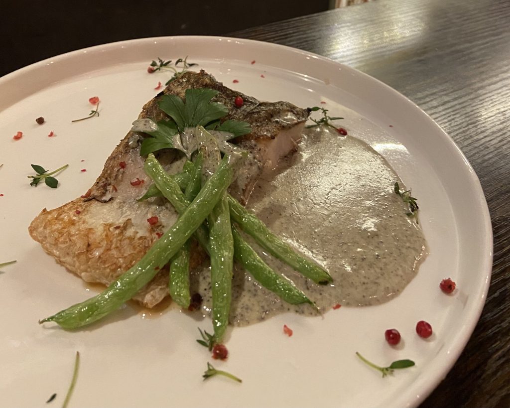 你覺得呢餐酒館|明星加持的台北高人氣餐廳,華麗調酒好拍又好喝,聚餐小酌放鬆就來這 11-香煎海鱸松露慕斯