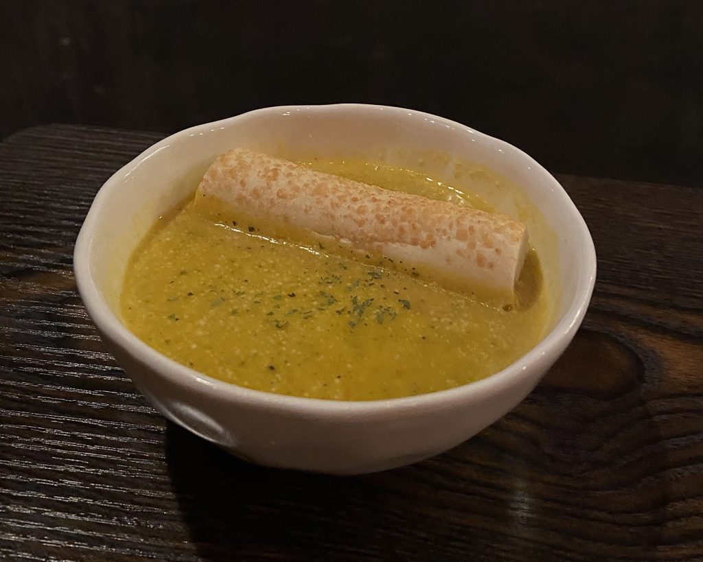 你覺得呢餐酒館|明星加持的台北高人氣餐廳,華麗調酒好拍又好喝,聚餐小酌放鬆就來這 9-南瓜濃湯