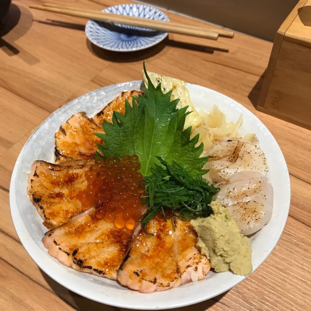 炙燒焦糖鮭魚肚丼