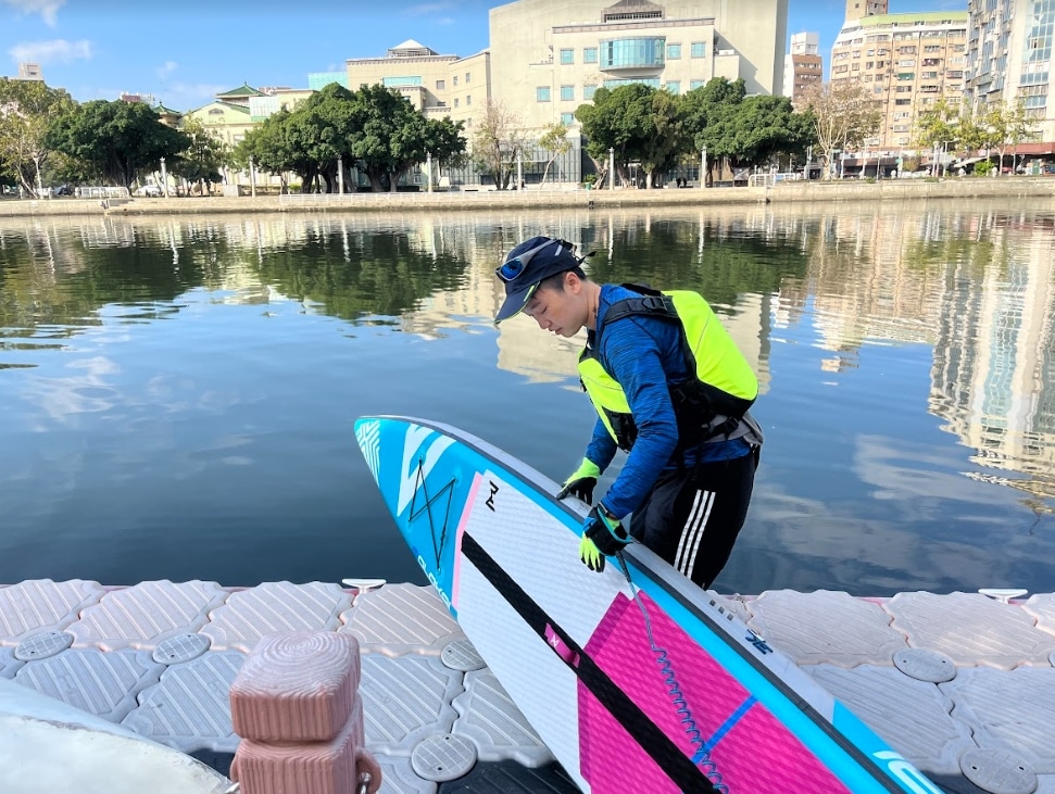 【戶外運動】近年超夯SUP水上運動,從愛河水面仰看城市美景! 叮咚News|分享新奇與樂趣