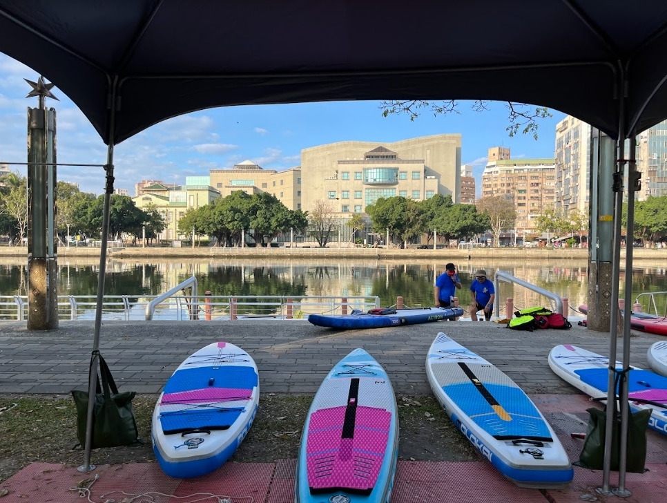 【戶外運動】近年超夯SUP水上運動,從愛河水面仰看城市美景! 叮咚News|分享新奇與樂趣