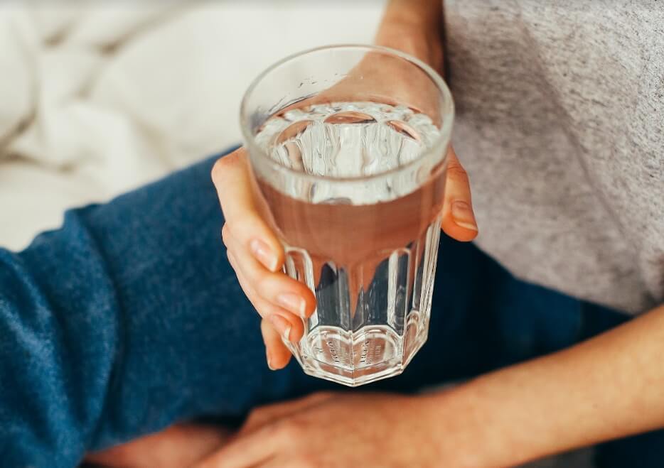 夏天預防冷氣病4招,冷氣房久待族不可不知! 2. 補充體內外水份