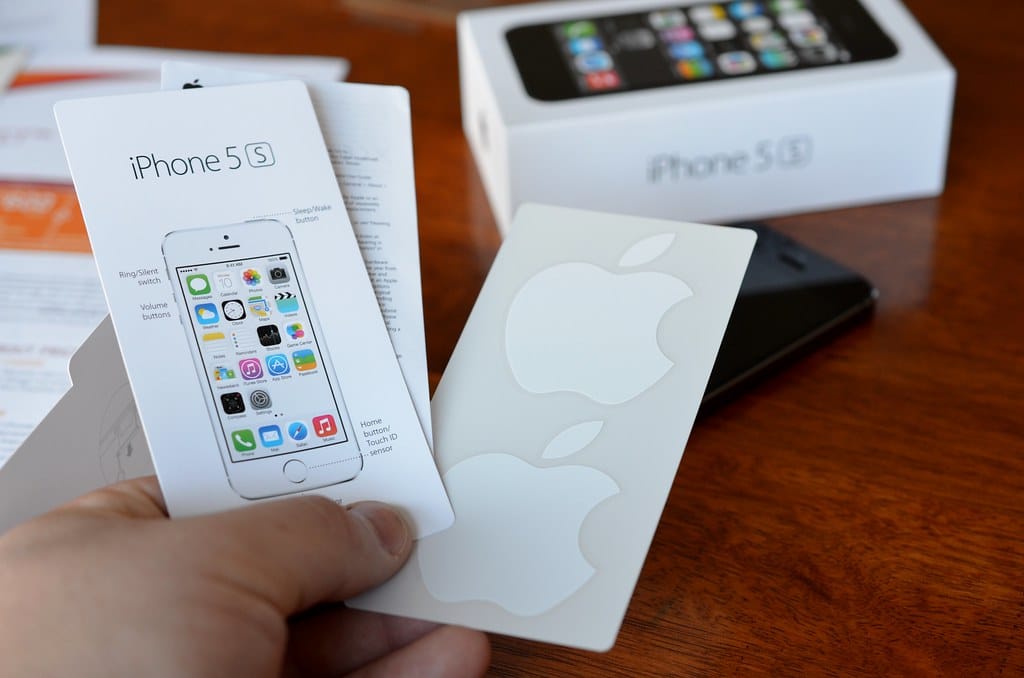 買 iPhone、Mac 附的蘋果貼紙是為什麼?原來有這些含意與用途! 圖一 蘋果貼紙