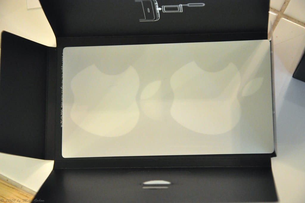 買 iPhone、Mac 附的蘋果貼紙是為什麼?原來有這些含意與用途! 圖二 產品盒內的蘋果貼紙
