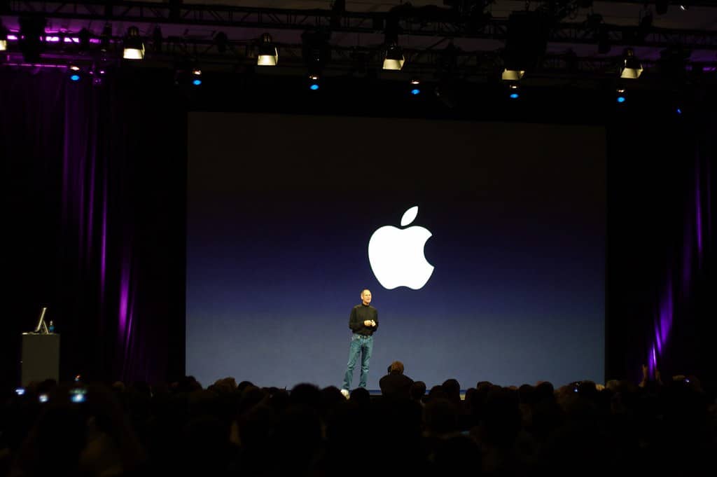 買 iPhone、Mac 附的蘋果貼紙是為什麼?原來有這些含意與用途! 圖八 Steve Jobs