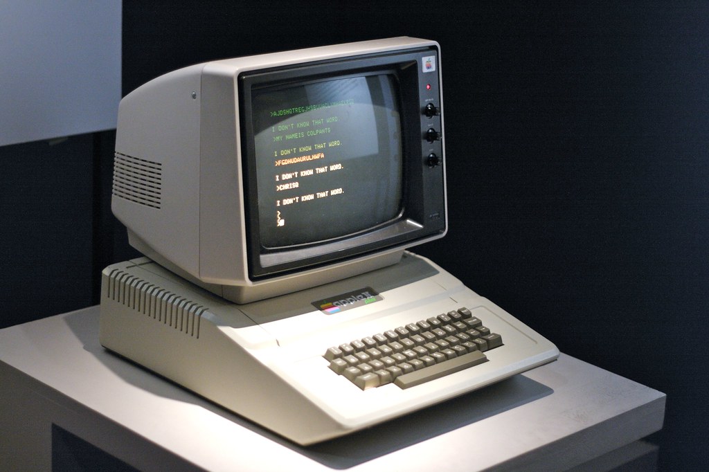 買 iPhone、Mac 附的蘋果貼紙是為什麼?原來有這些含意與用途! 圖六 Apple II