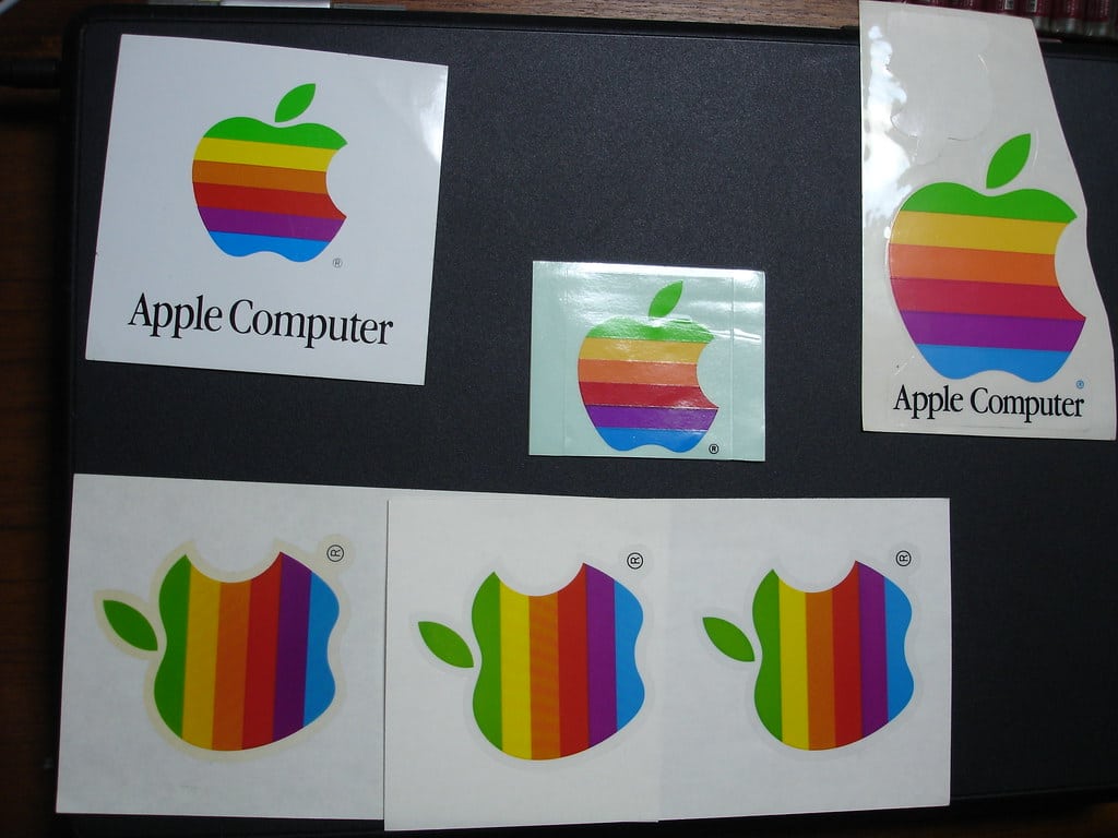 買 iPhone、Mac 附的蘋果貼紙是為什麼?原來有這些含意與用途! 圖四 第一代彩色蘋果LOGO