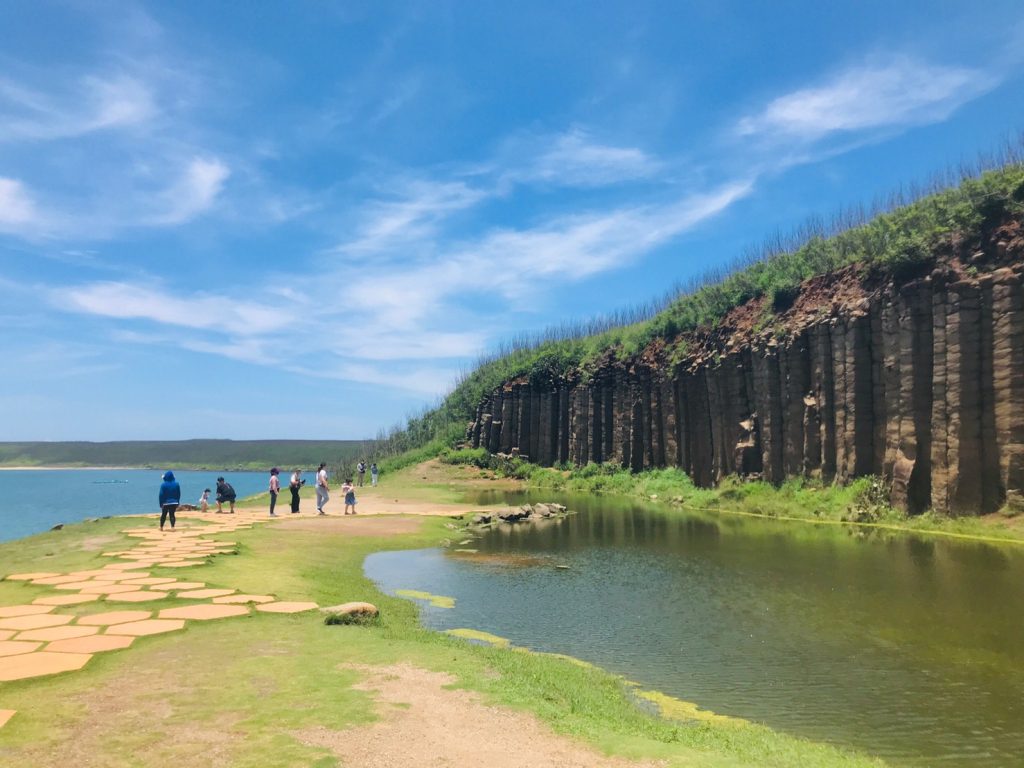 澎湖旅遊|不玩水也能假期滿分的精華攻略!完美排出老少咸宜的離島之旅~ 【池東大菓葉玄武岩】感受大自然的壯麗風光