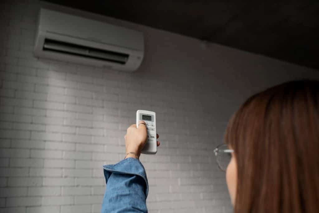 冷氣怎麼開最省電?專家傳授6招夏季省錢秘技,荷包超有感! 一、睡覺時,冷氣不開整晚的替代方式