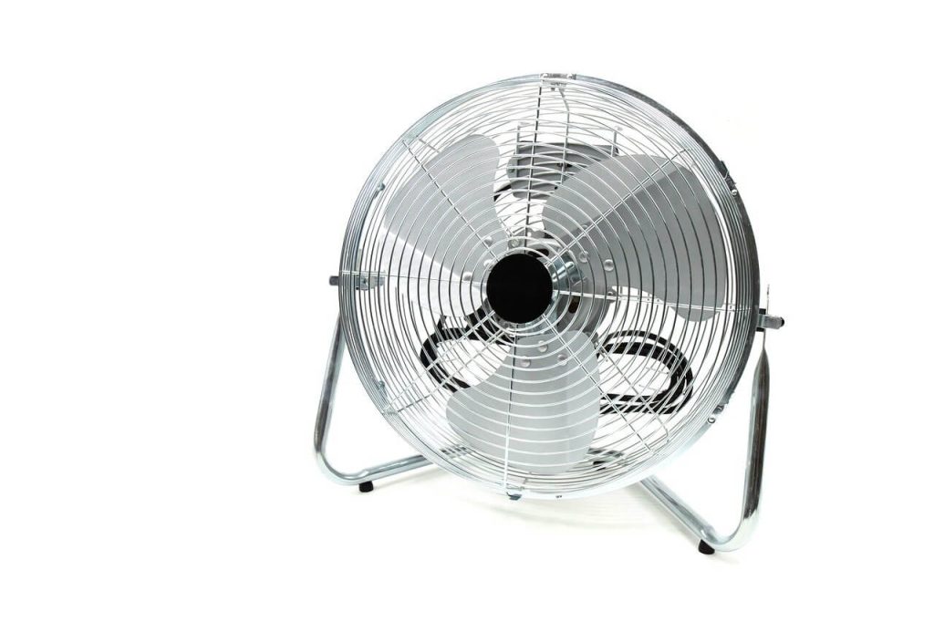 冷氣怎麼開最省電?專家傳授6招夏季省錢秘技,荷包超有感! 六、冷氣搭配電扇或循環扇使用