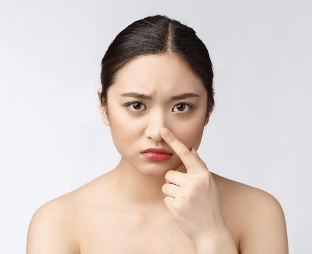 3分鐘告訴你清粉刺的重要性!教你正確清潔的方法,才不會讓毛孔越來越大! 黑頭粉刺和白頭粉刺的差別
