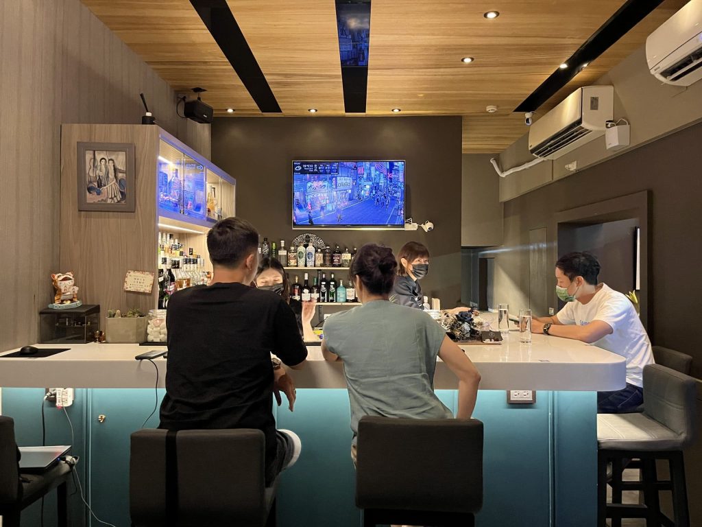 高雄餐酒館推薦｜Bar Doorlight吧台位