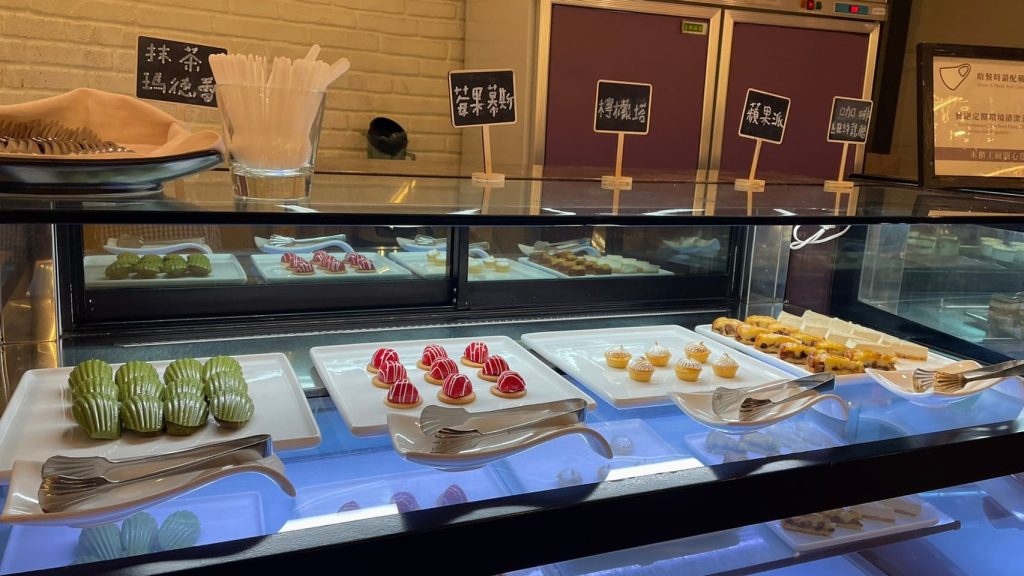 高雄麗尊酒店-木櫃工廠創意鍋物評價、菜單、必點、價格全攻略!精緻自助吧火鍋,海鮮肉品、哈根達斯冰淇淋,隨你吃到飽! 甜點麵包區
