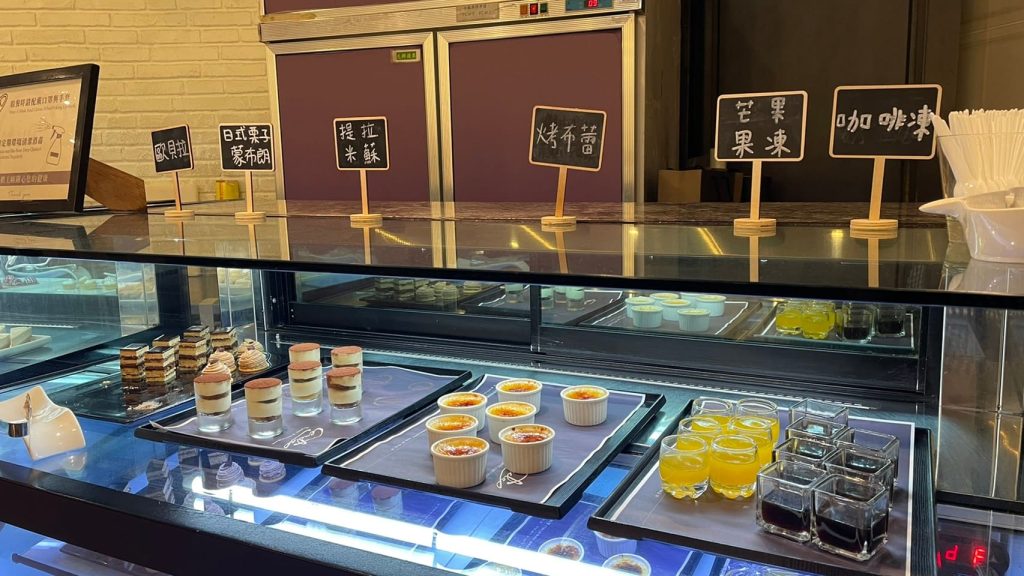 高雄麗尊酒店-木櫃工廠創意鍋物評價、菜單、必點、價格全攻略!精緻自助吧火鍋,海鮮肉品、哈根達斯冰淇淋,隨你吃到飽! 甜點麵包區-2