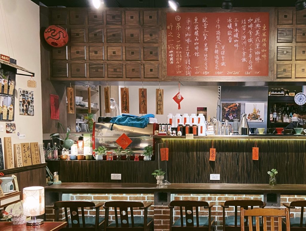 麟光咖啡廳|東咖啡Dong Coffee Bar,無麩甜點微醺咖啡廳,台北歇腳好去處 環境舒適明亮,服務親切