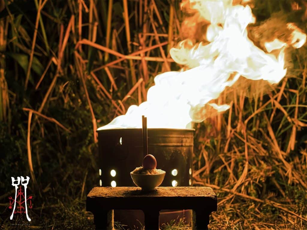 Netflix X《咒》今夏最強恐怖片!!真實故事背景與6大細節全解析 圖4 邪教的祭祀表現也要與日常常見生活相似 (圖取自《咒 Incantation》臉書粉專)