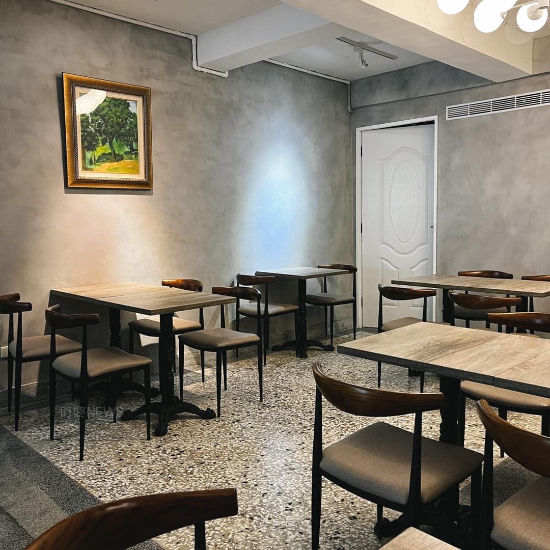 【叮咚冰品特輯】2025涼一夏,北部冰店推薦,一起爽爽吃冰趣! 桌椅與灰色水泥牆
