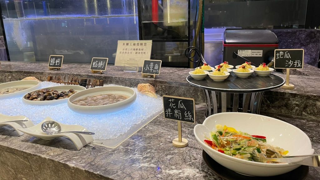 高雄麗尊酒店-木櫃工廠創意鍋物評價、菜單、必點、價格全攻略!精緻自助吧火鍋,海鮮肉品、哈根達斯冰淇淋,隨你吃到飽! 高雄火鍋吃到飽推薦