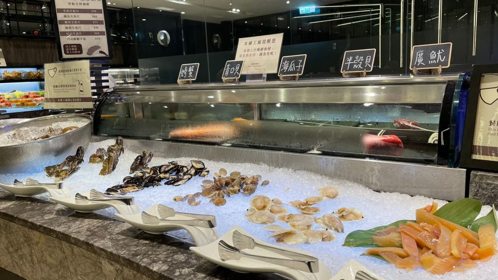 高雄麗尊酒店-木櫃工廠創意鍋物評價、菜單、必點、價格全攻略!精緻自助吧火鍋,海鮮肉品、哈根達斯冰淇淋,隨你吃到飽! 海鮮區