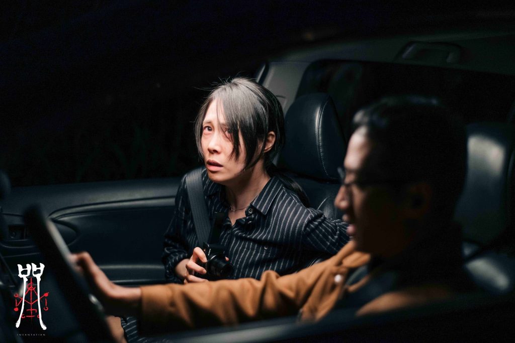 Netflix X《咒》今夏最強恐怖片!!真實故事背景與6大細節全解析 圖8若男與啟明上山鬼打牆(圖取自《咒 Incantation》臉書粉專)