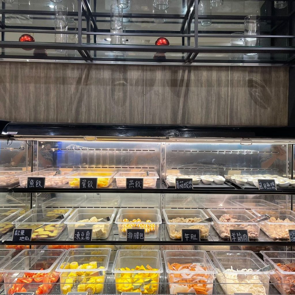 高雄麗尊酒店-木櫃工廠創意鍋物評價、菜單、必點、價格全攻略!精緻自助吧火鍋,海鮮肉品、哈根達斯冰淇淋,隨你吃到飽! 火鍋料區