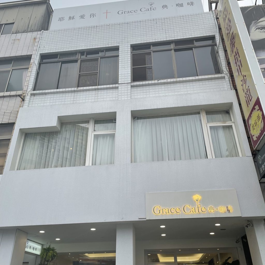 純白的建築＋溫暖黃光，真的有種聖潔感
