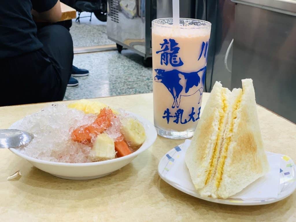 木瓜牛奶甜而不膩，不會因為奶香味濃厚掩蓋了木瓜本身的甜味，招牌烤土司烤得微焦，口感非常酥脆，裡面夾了鹹奶油與特製果醬，吃起來鹹甜鹹甜，配木瓜牛奶堪稱營養可口又美味的組合！這邊營業到晚上十點，很適合喜歡宵夜場的朋友們！